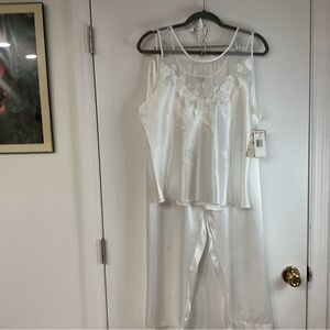 Elegant White Women's Sleepwear Set